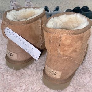 Size 8 Mini bailey Ugg boots!